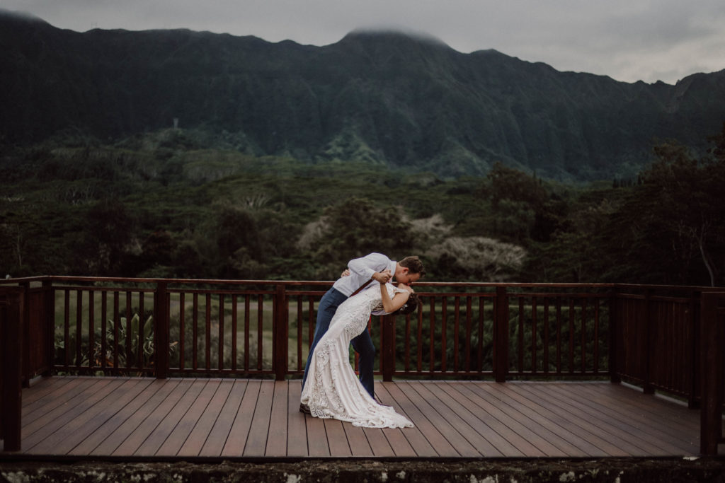 wedding couple kissing with mountain view at royal hawaiian golf club